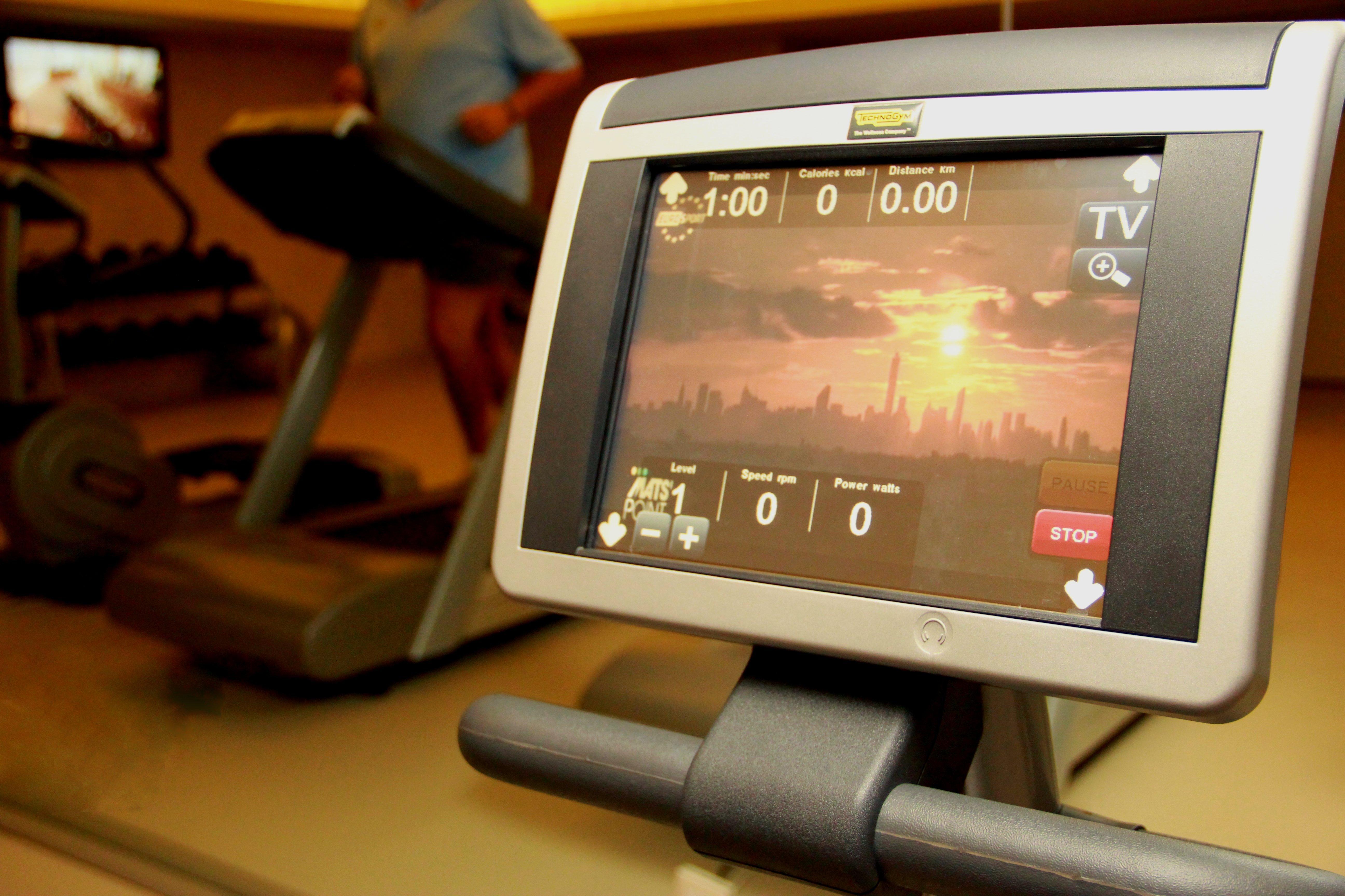 كراون بلازا فيلامورا المظهر الخارجي الصورة A treadmill console
