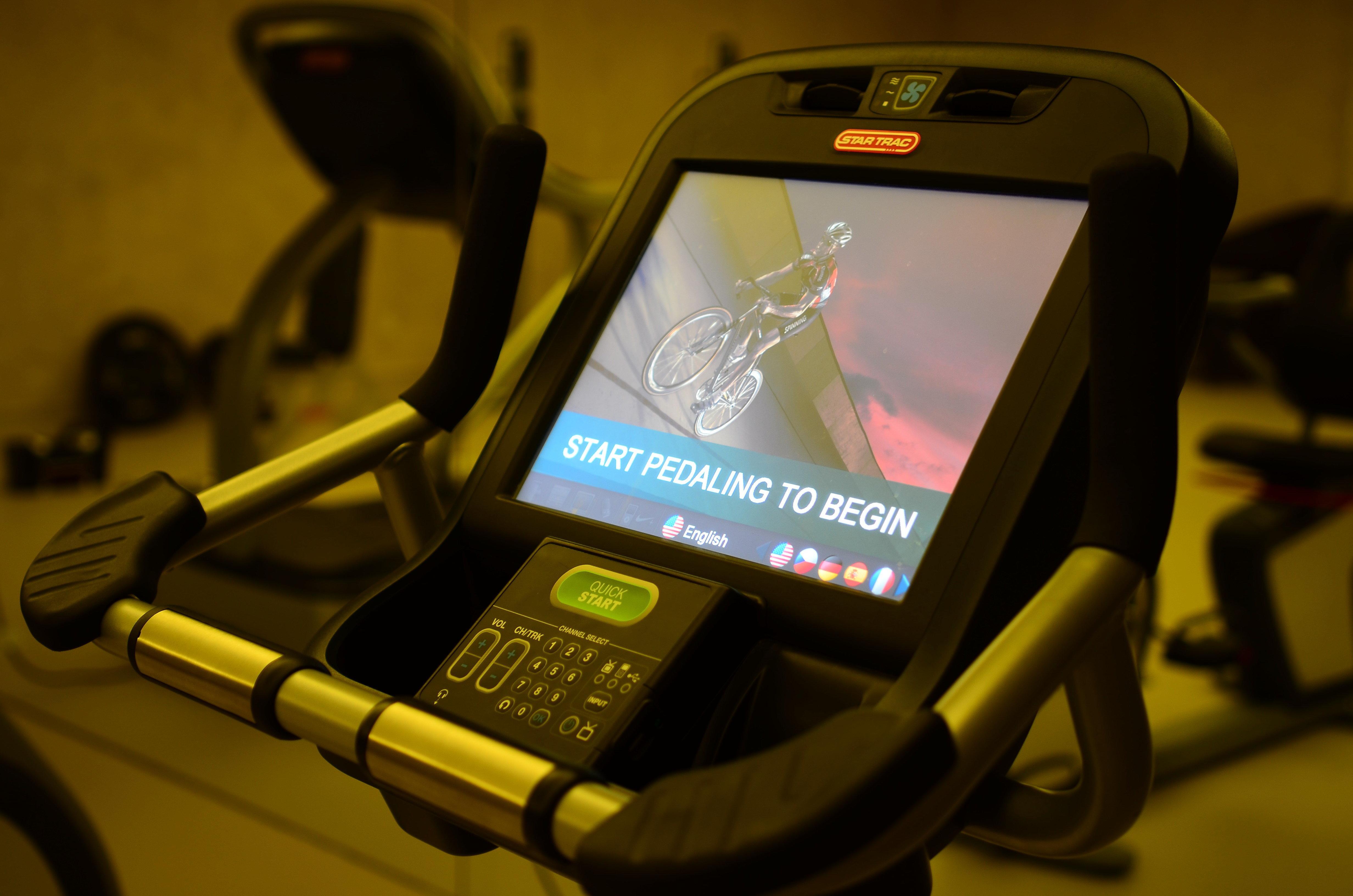 كراون بلازا فيلامورا المظهر الخارجي الصورة A stationary bicycle console