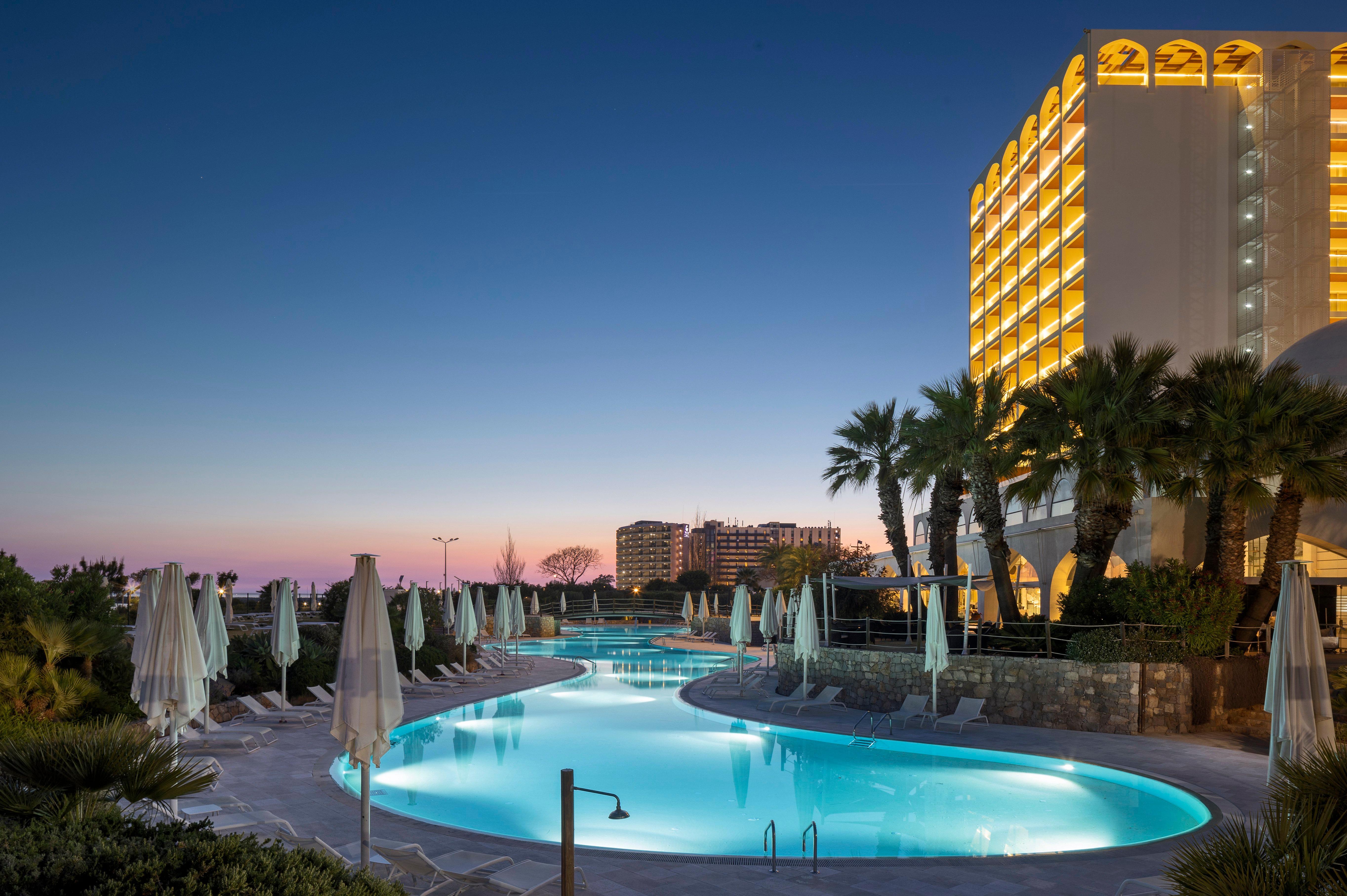 كراون بلازا فيلامورا المظهر الخارجي الصورة The hotel at night