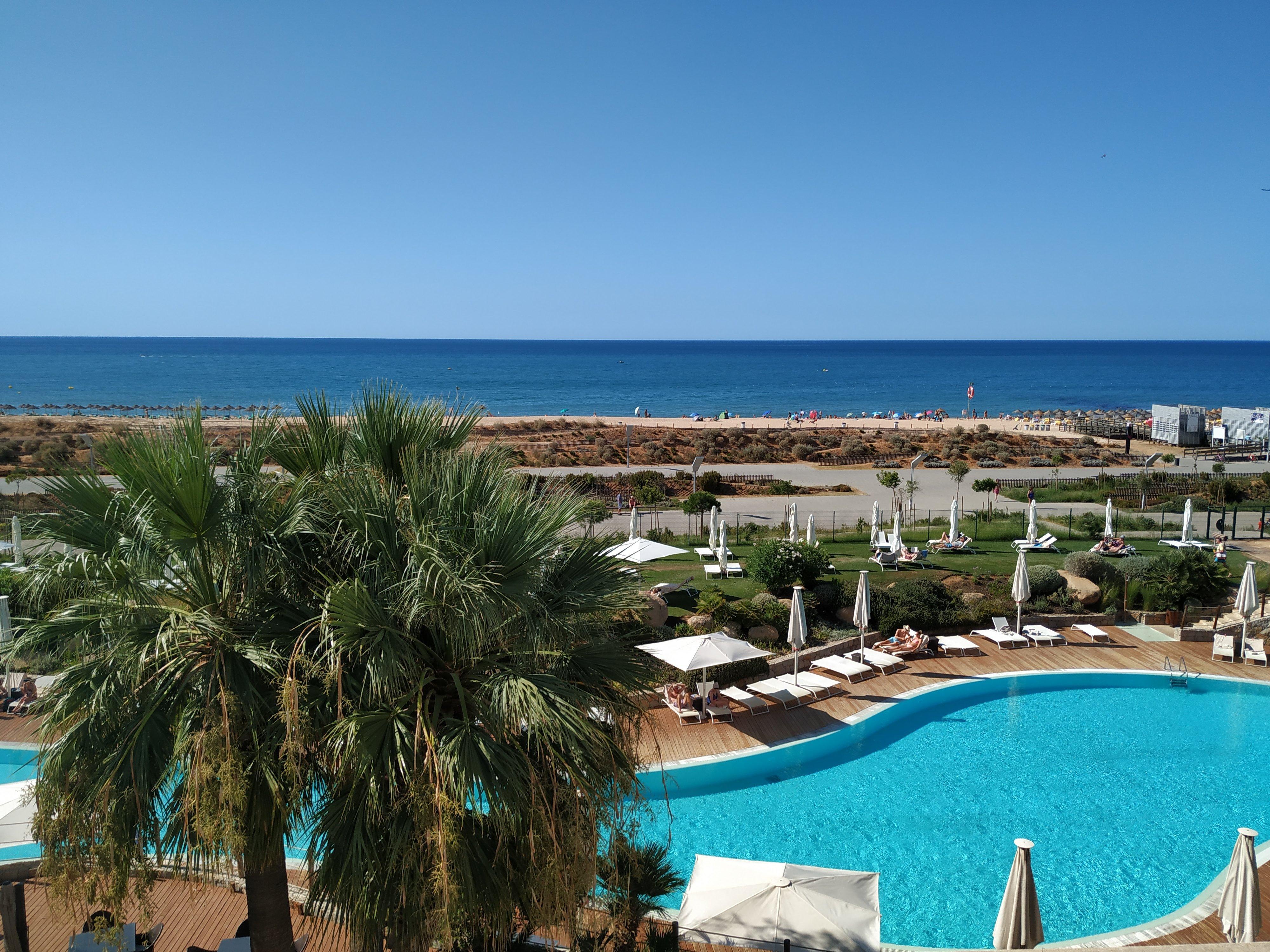 كراون بلازا فيلامورا المظهر الخارجي الصورة View of the beach from the hotel