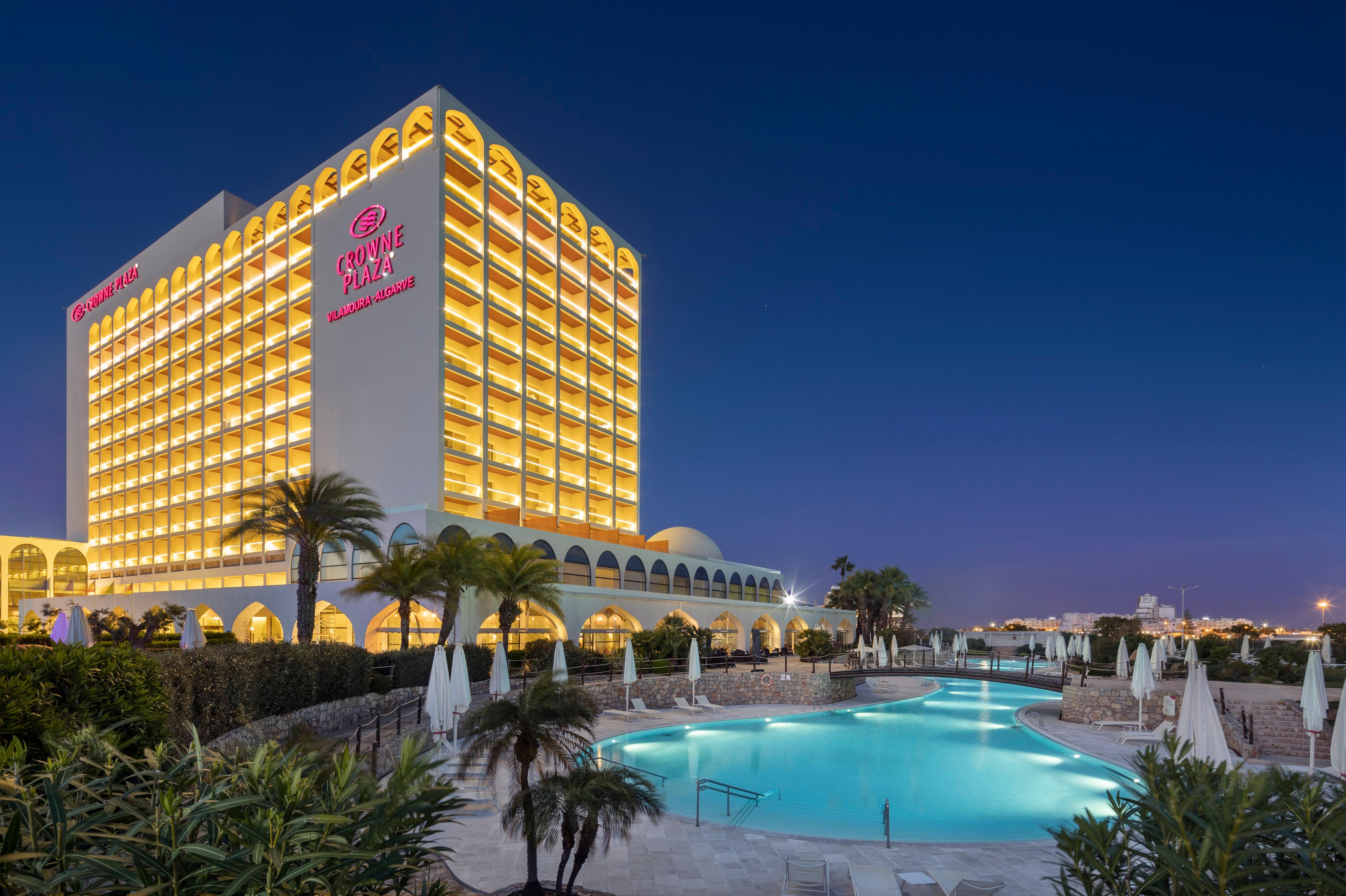 كراون بلازا فيلامورا المظهر الخارجي الصورة The hotel at night