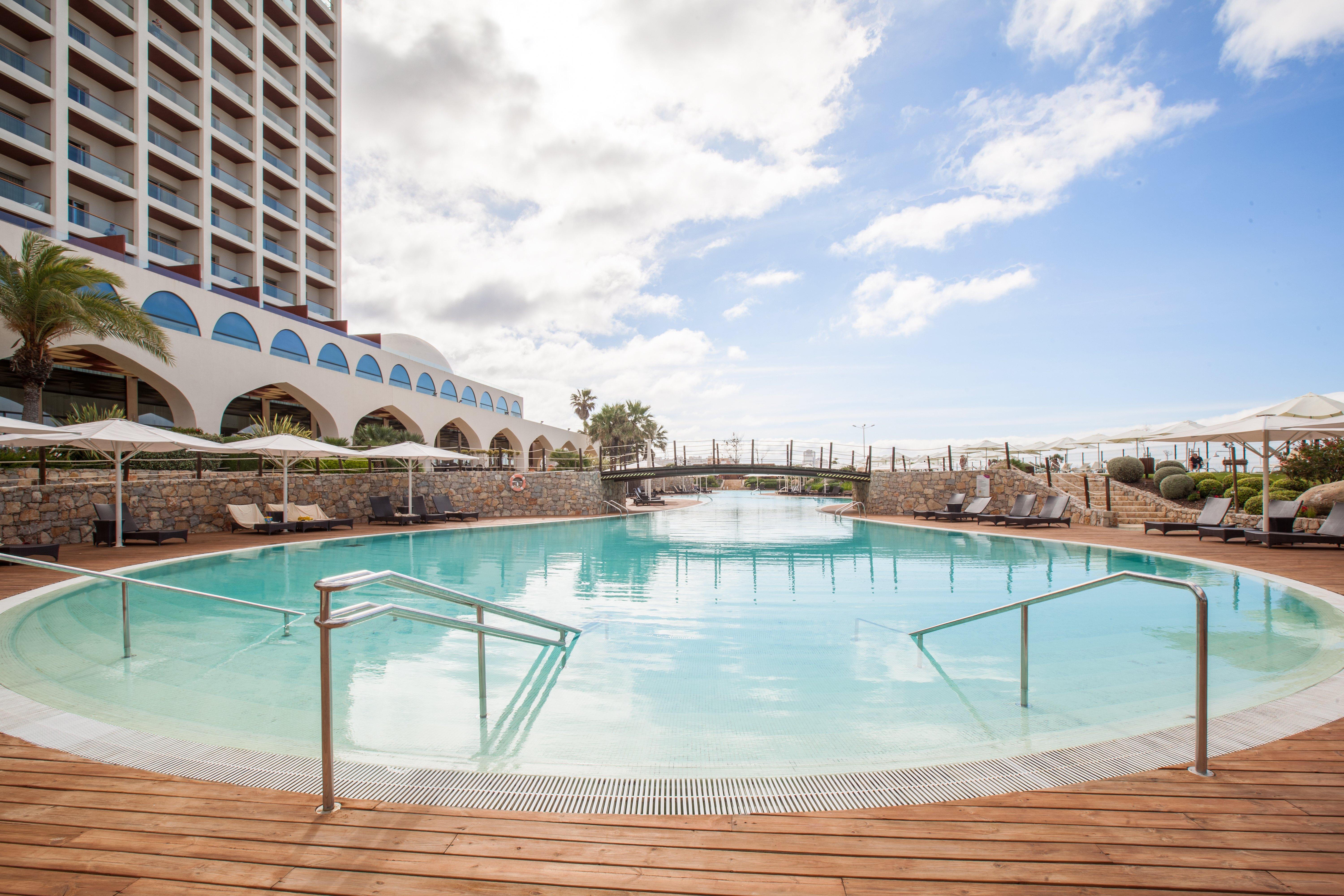 كراون بلازا فيلامورا المظهر الخارجي الصورة Pool at the hotel