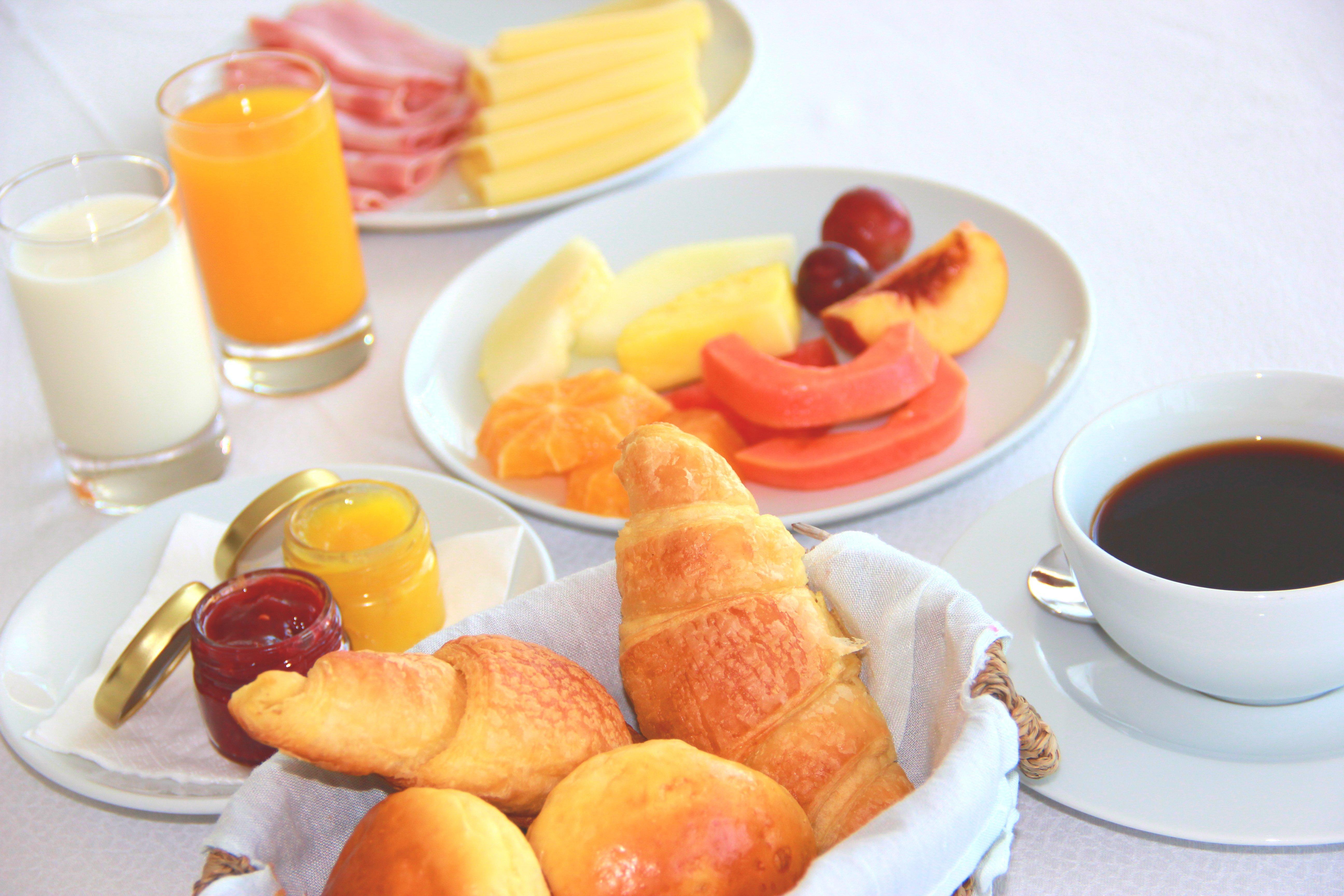 كراون بلازا فيلامورا المظهر الخارجي الصورة A continental breakfast