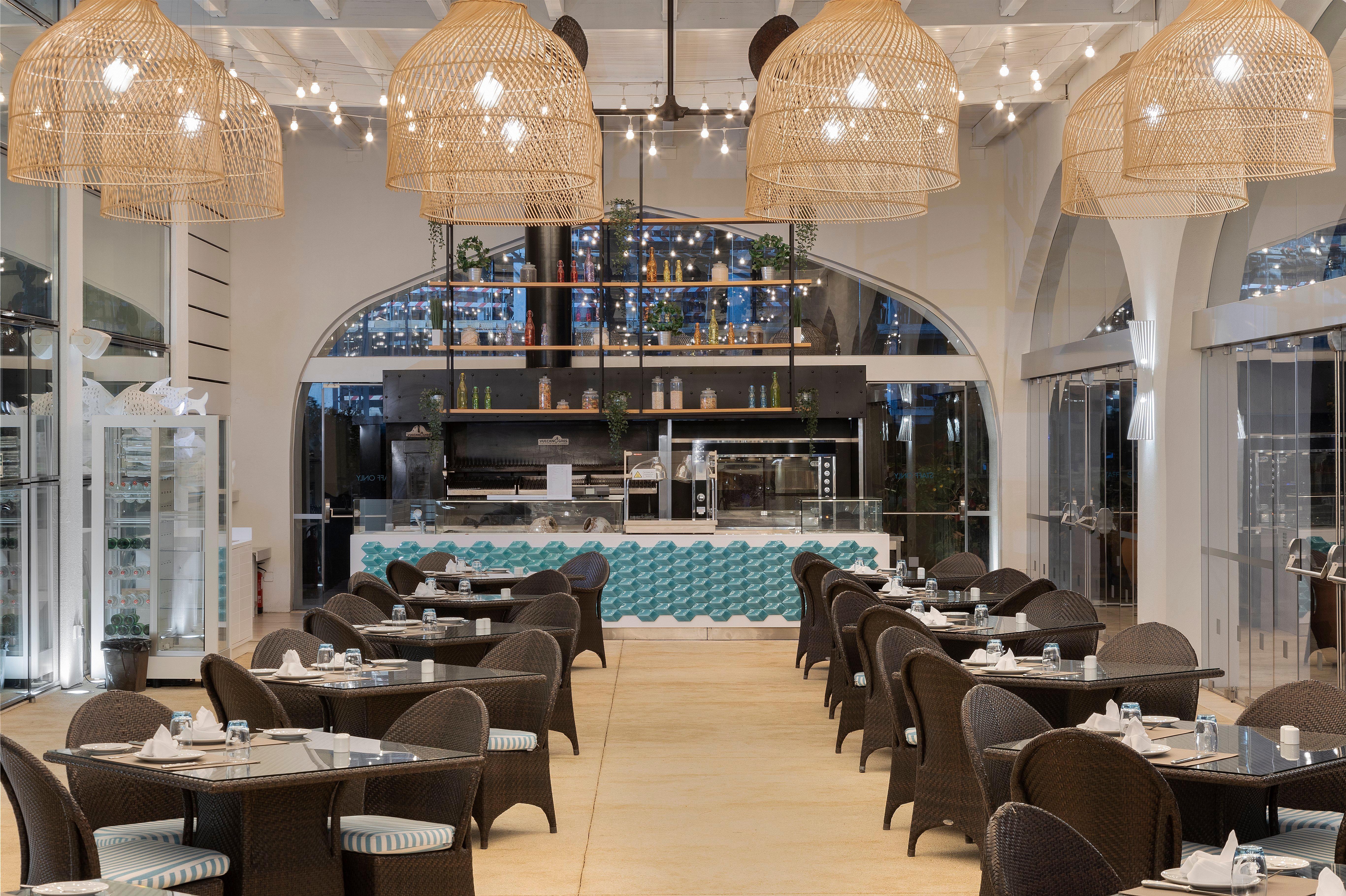 كراون بلازا فيلامورا المظهر الخارجي الصورة The interior of the restaurant