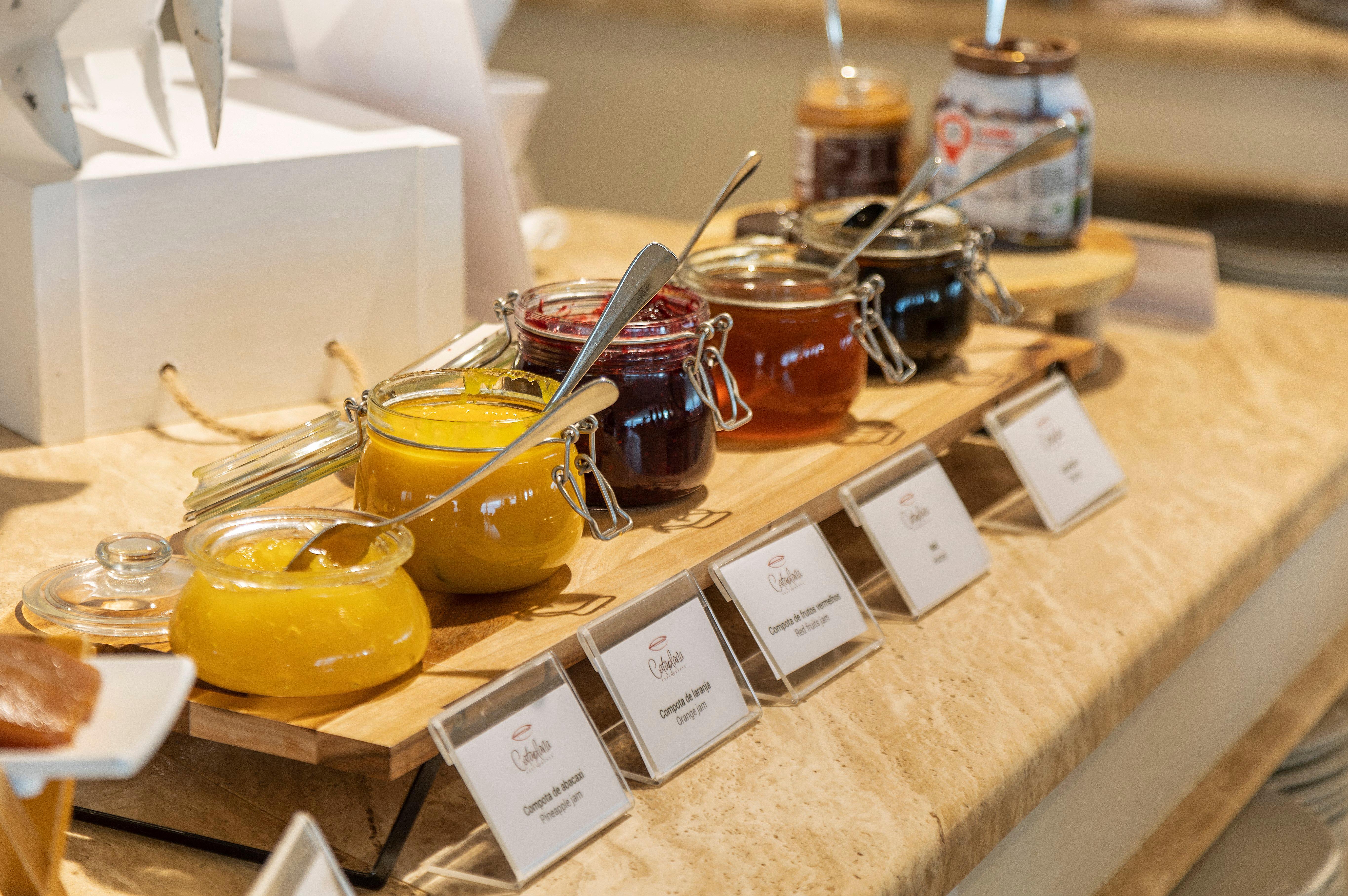 كراون بلازا فيلامورا المظهر الخارجي الصورة Jams and honey at a buffet