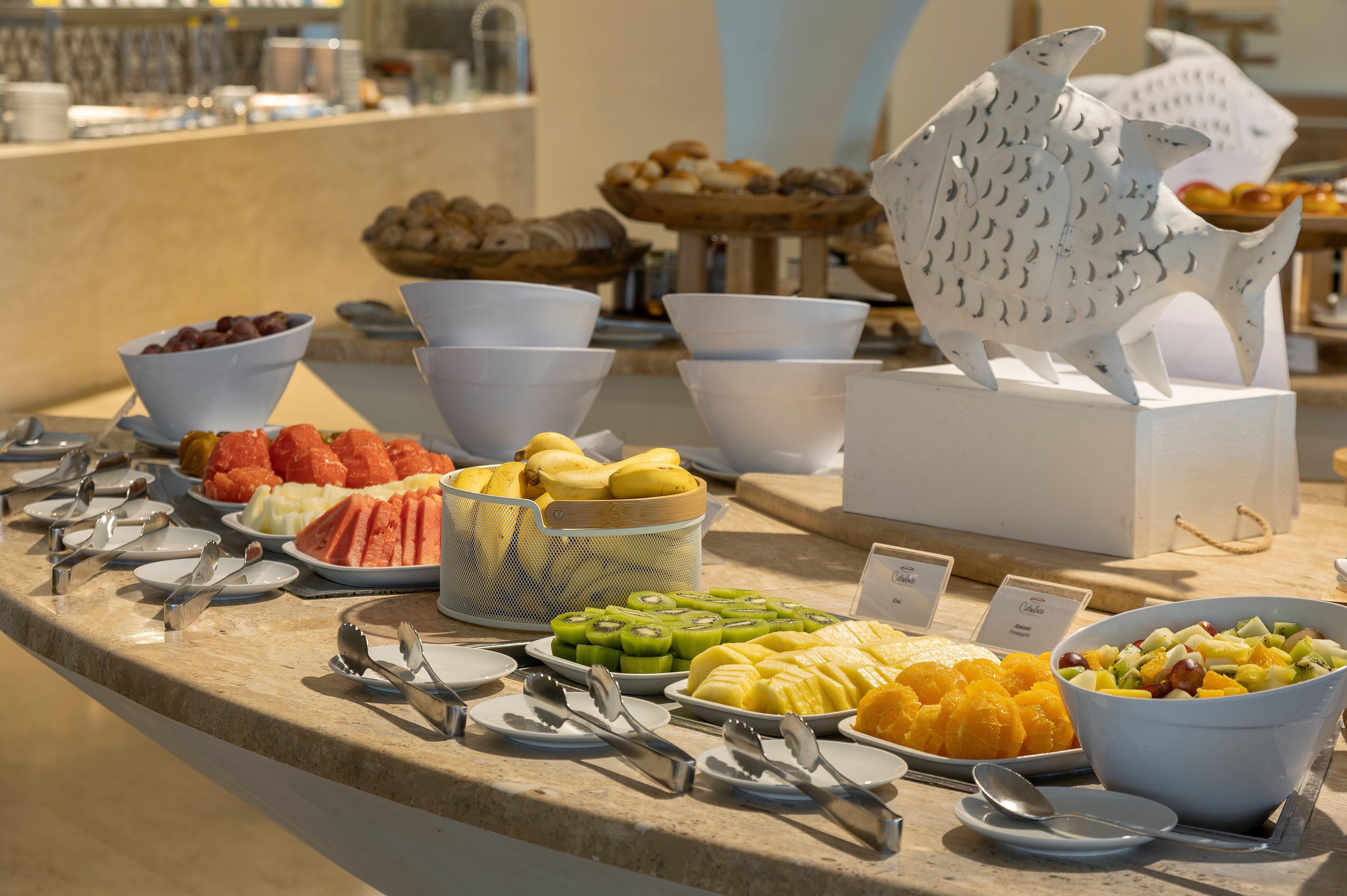 كراون بلازا فيلامورا المظهر الخارجي الصورة A fruit salad buffet