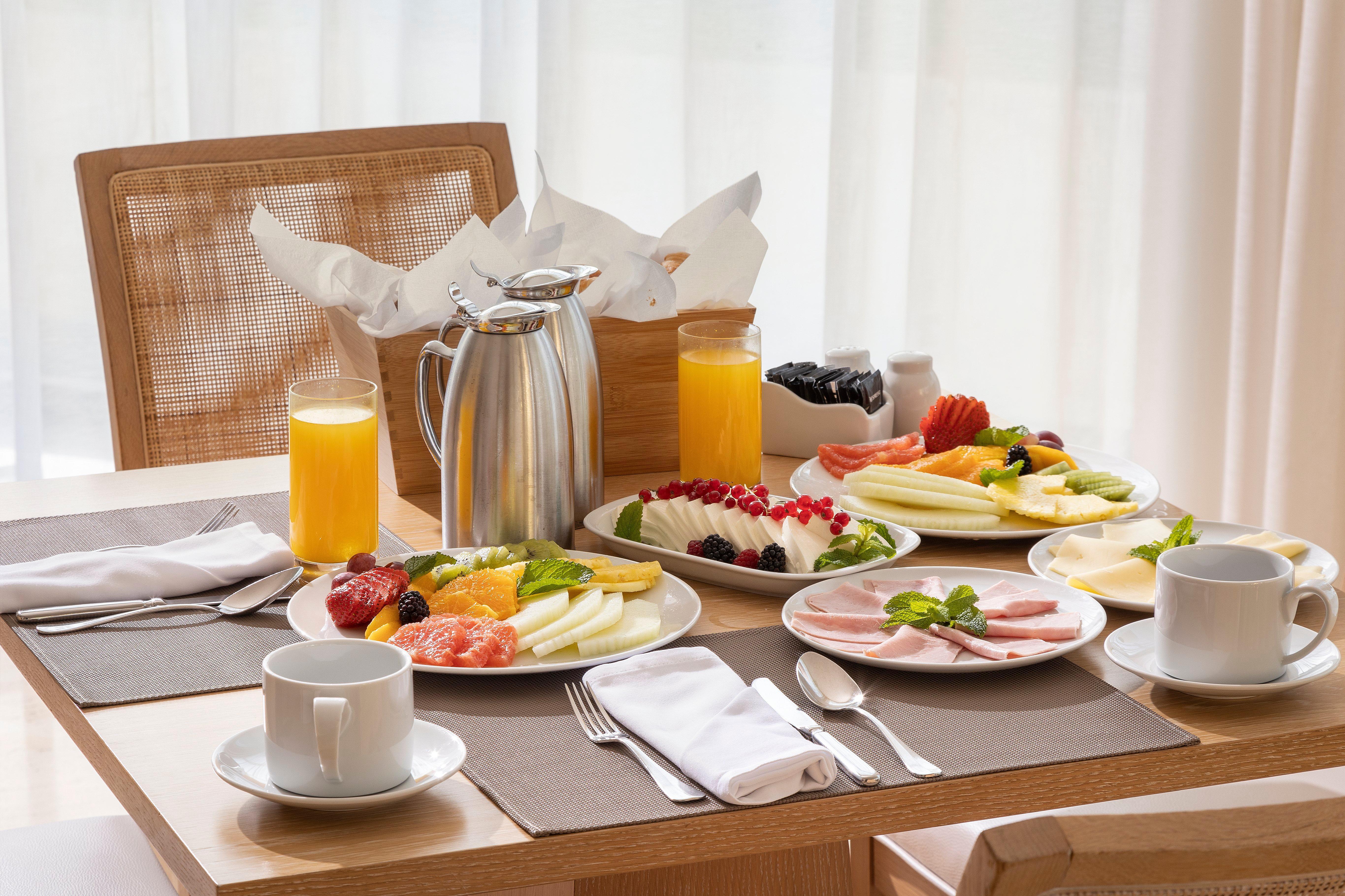 كراون بلازا فيلامورا المظهر الخارجي الصورة A continental breakfast