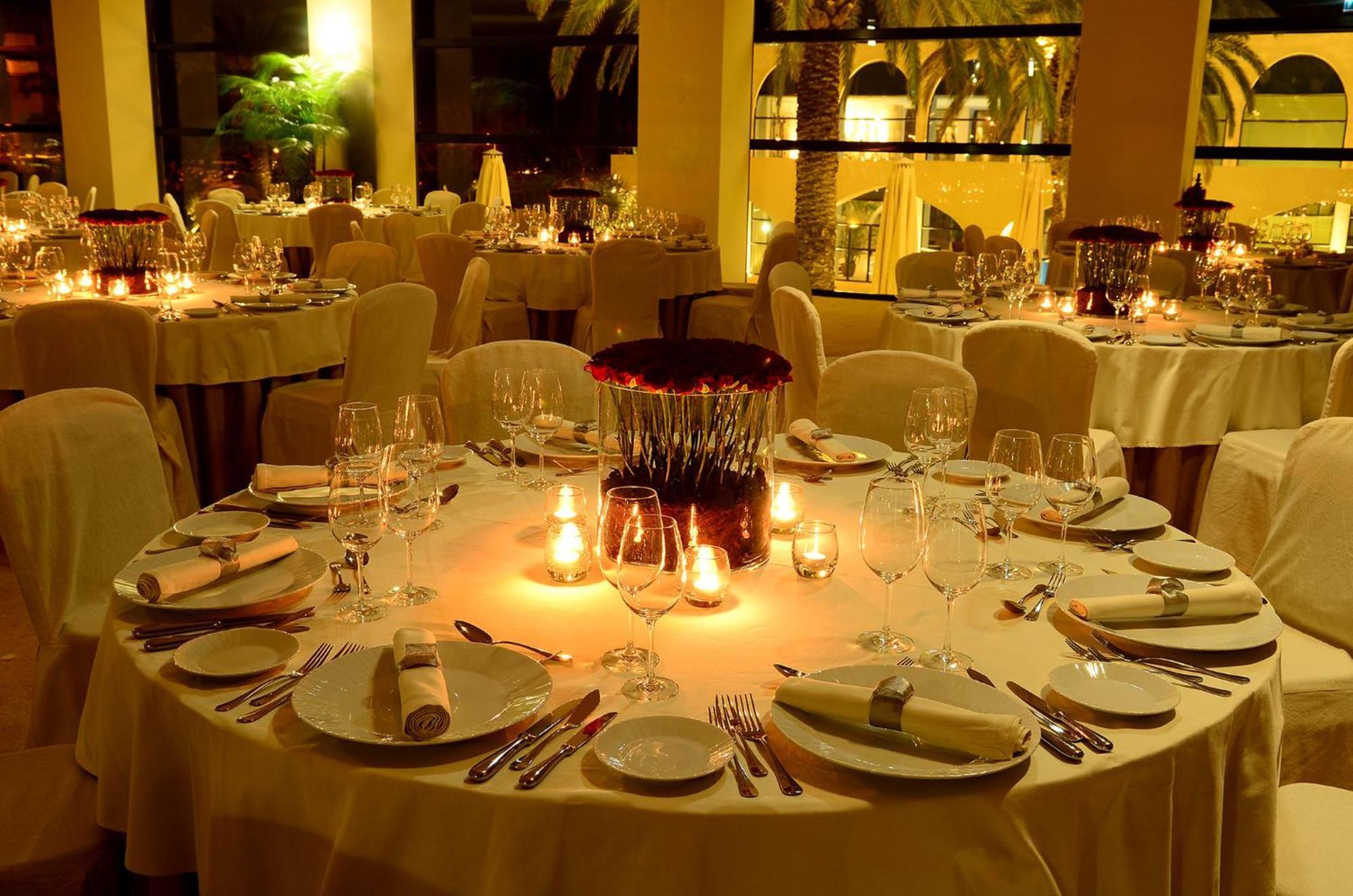 كراون بلازا فيلامورا المظهر الخارجي الصورة A table set for a formal dinner